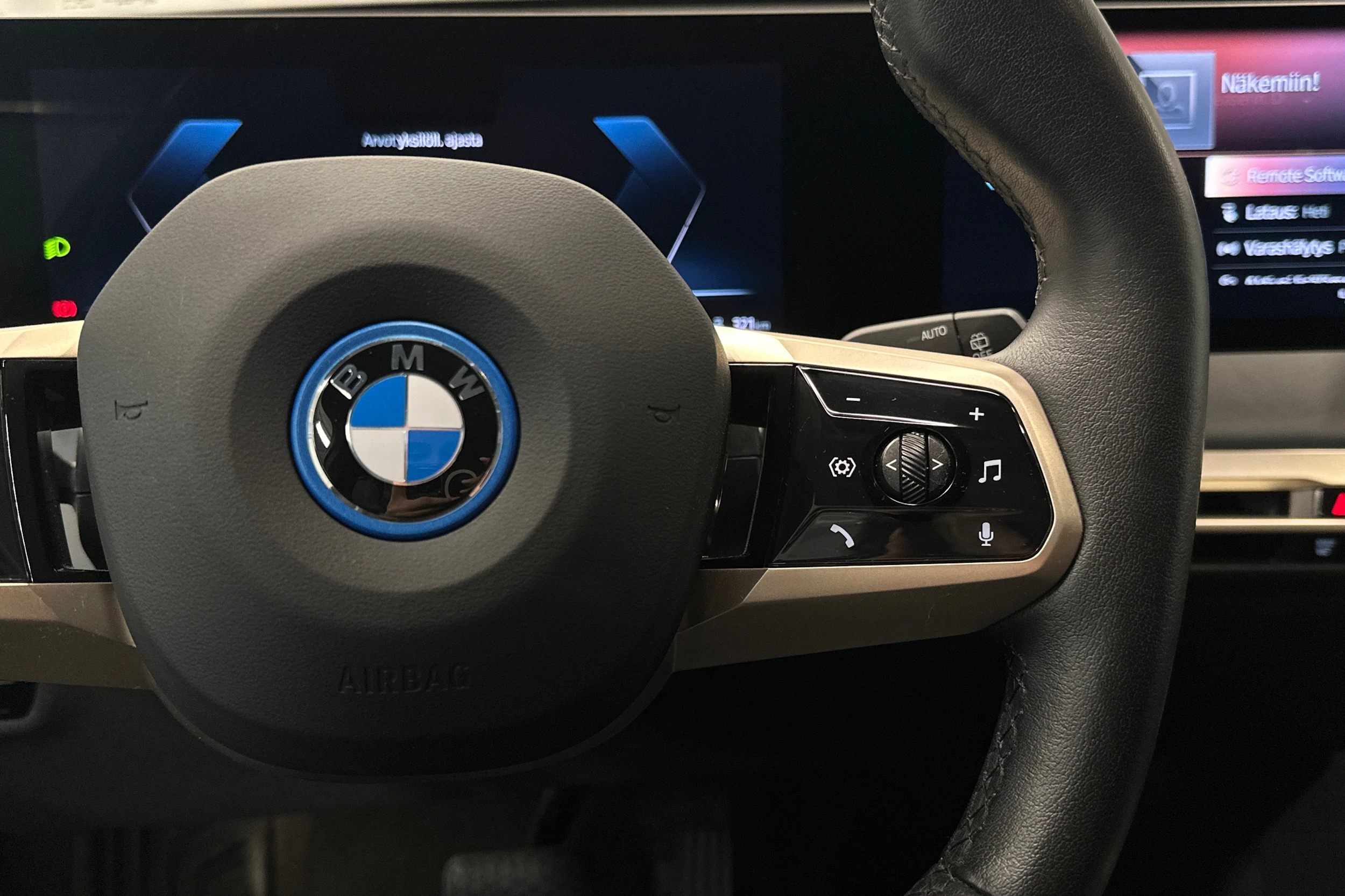 musta BMW iX 2022 kuva 12.