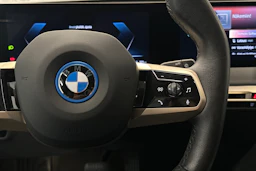 musta BMW iX 2022 kuva 12.