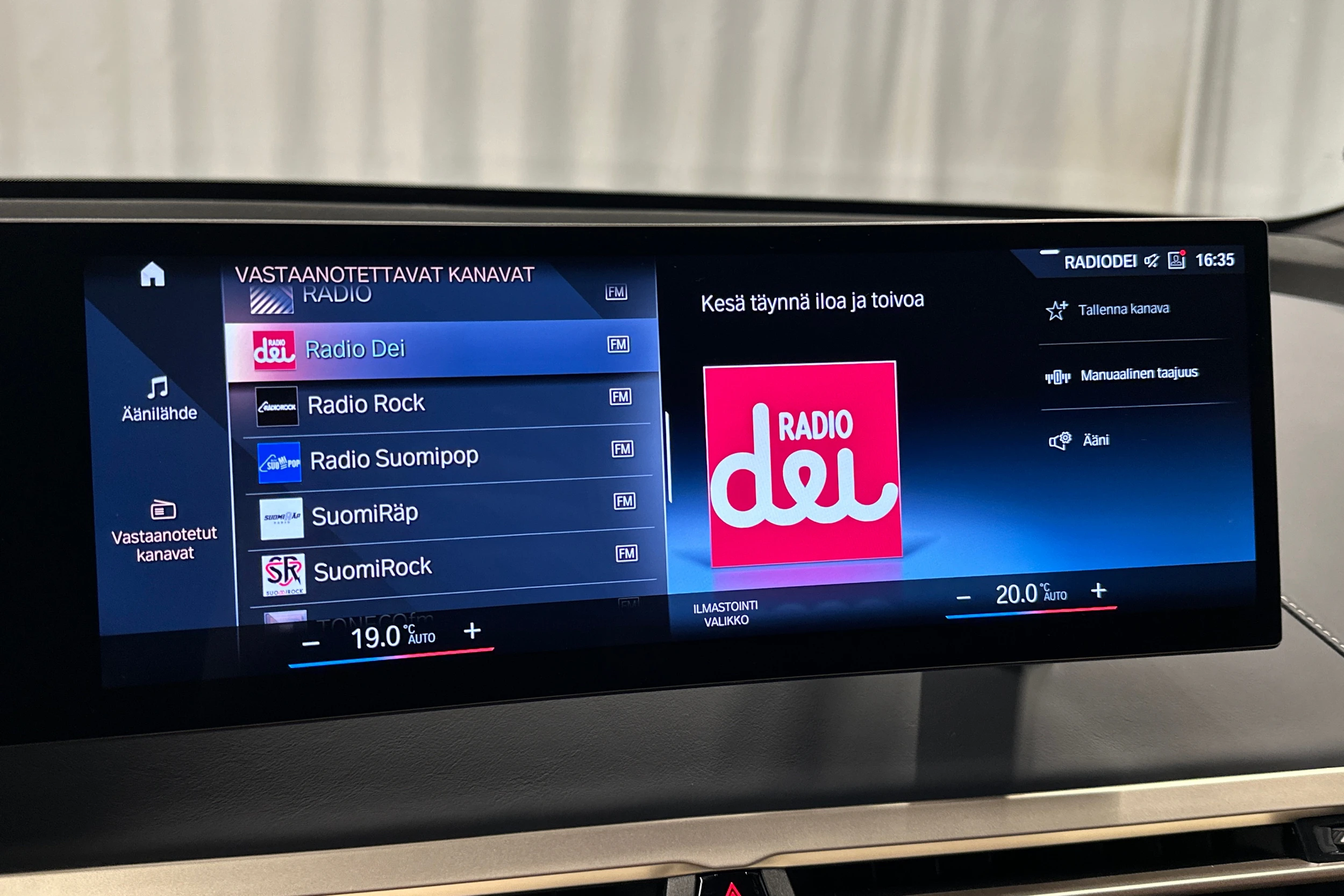 musta BMW iX 2022 kuva 26.