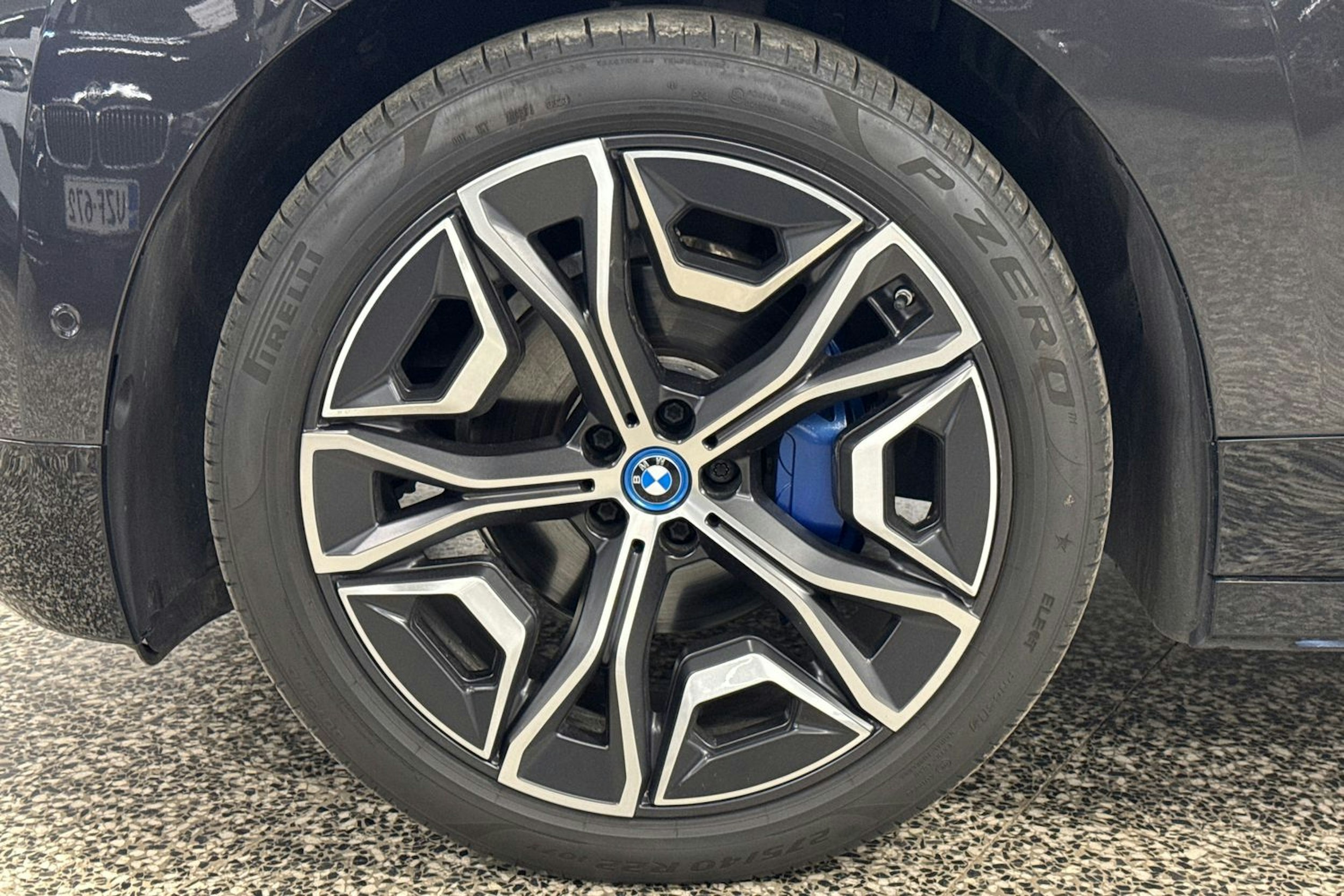 harmaa BMW iX 2022 kuva 36.