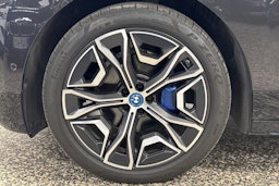 harmaa BMW iX 2022 kuva 36.