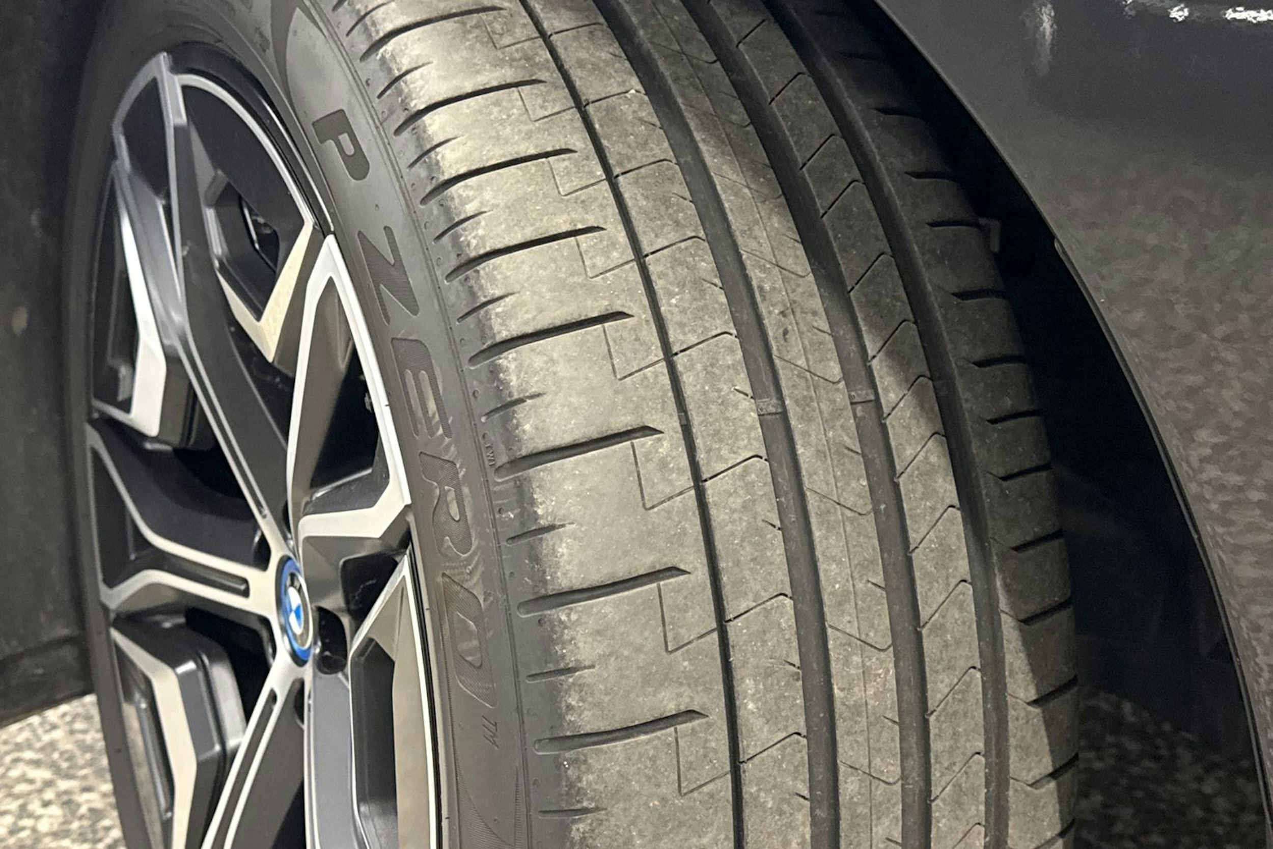 harmaa BMW iX 2022 kuva 37.