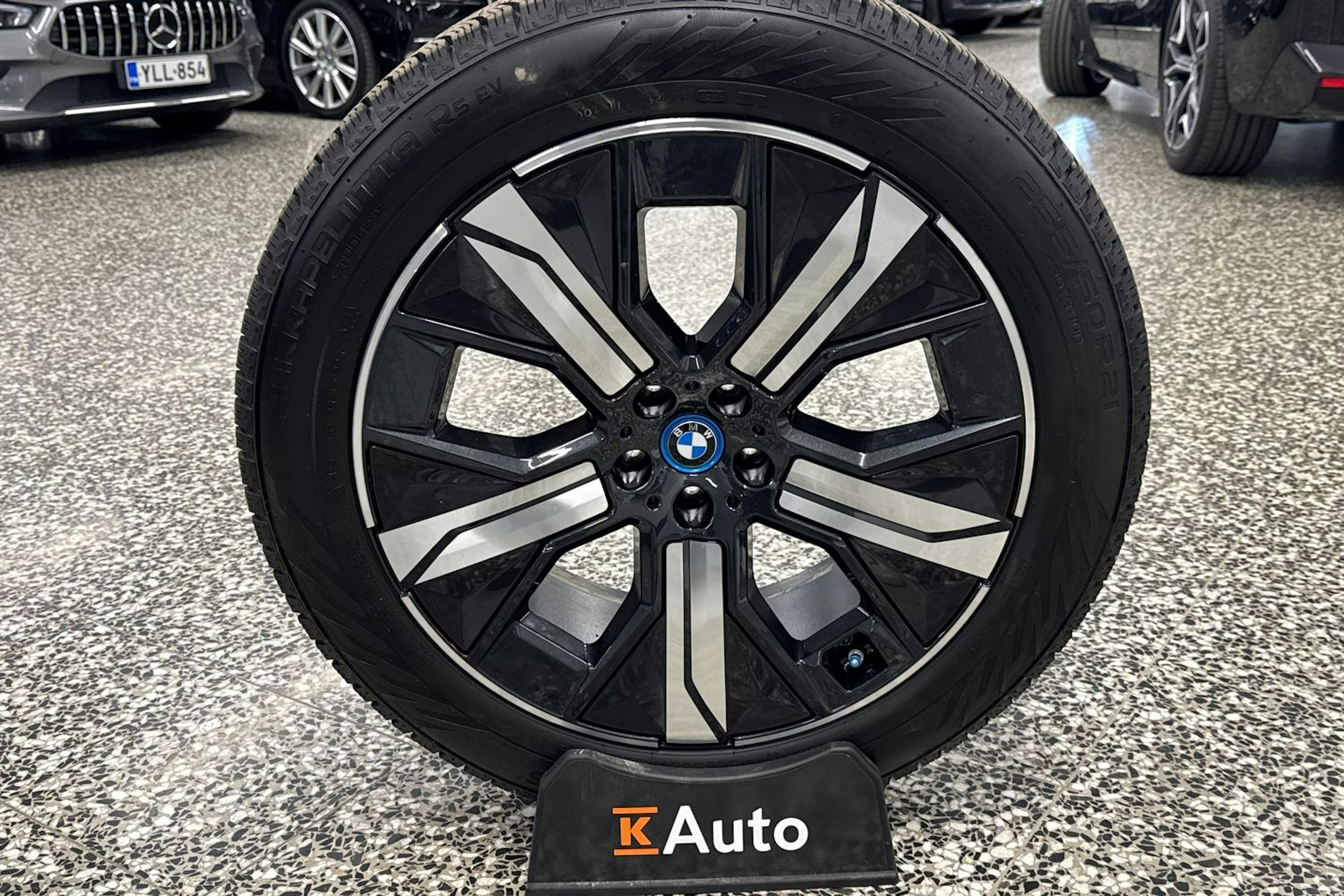 harmaa BMW iX 2022 kuva 38.