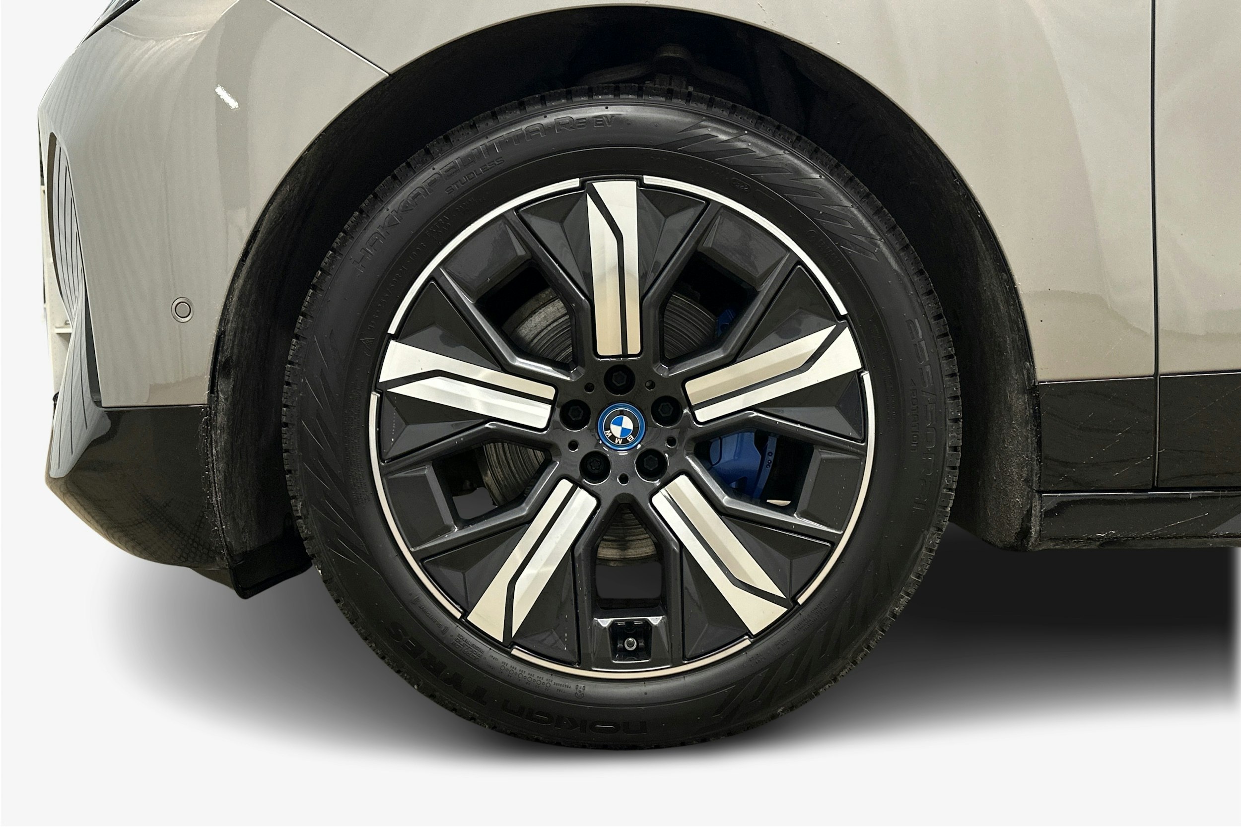 harmaa BMW iX 2023 kuva 11.