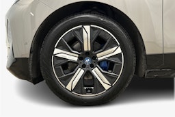 harmaa BMW iX 2023 kuva 11.