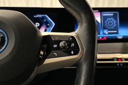 harmaa BMW iX 2023 kuva 15.