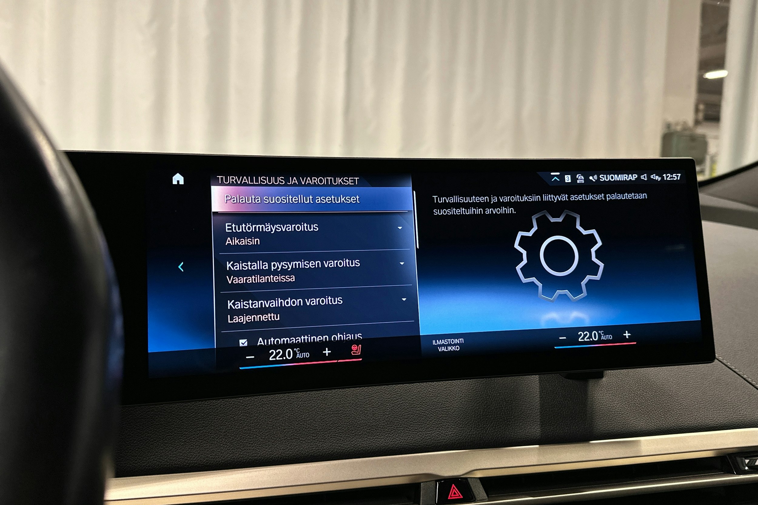 harmaa BMW iX 2023 kuva 23.