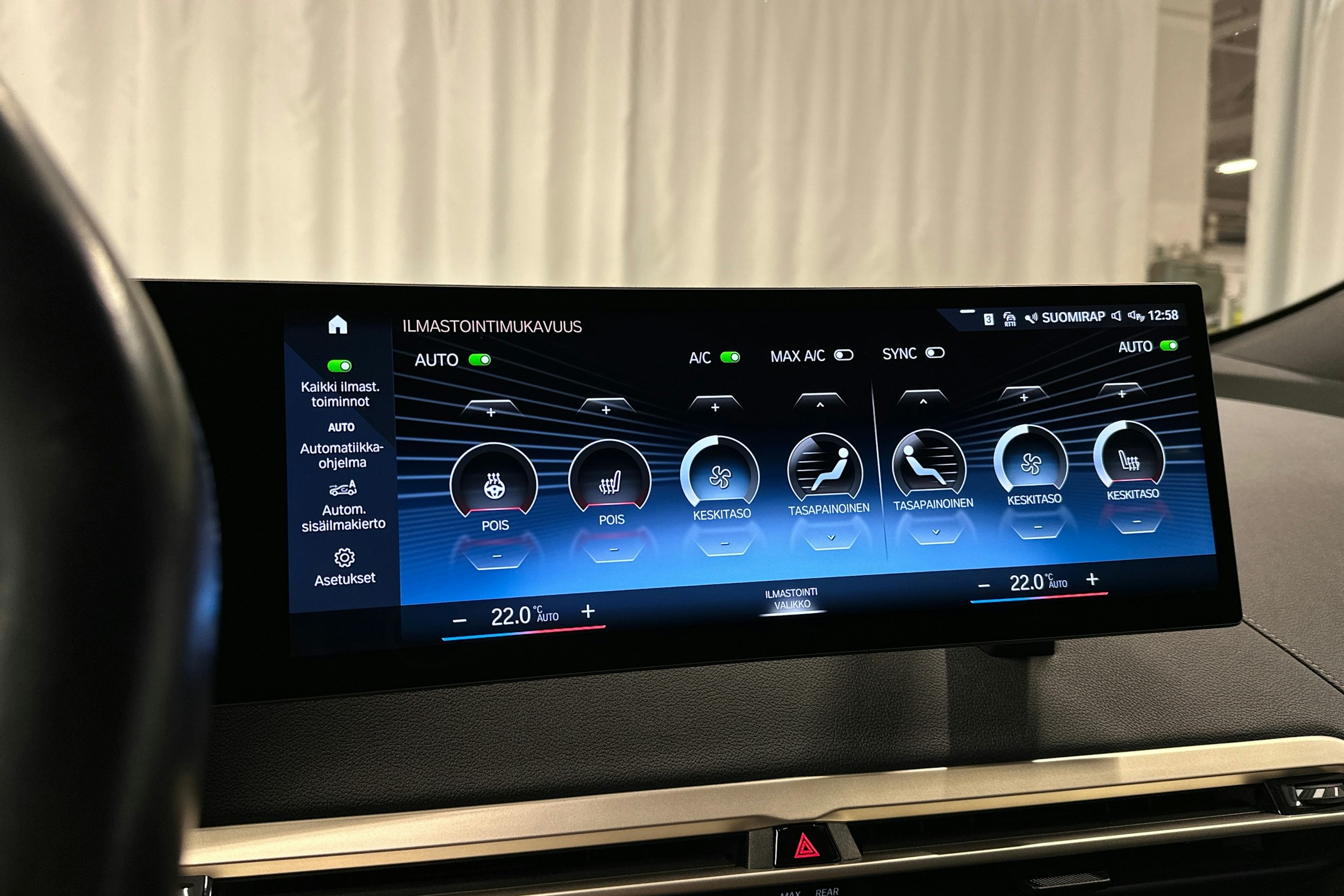 harmaa BMW iX 2023 kuva 26.