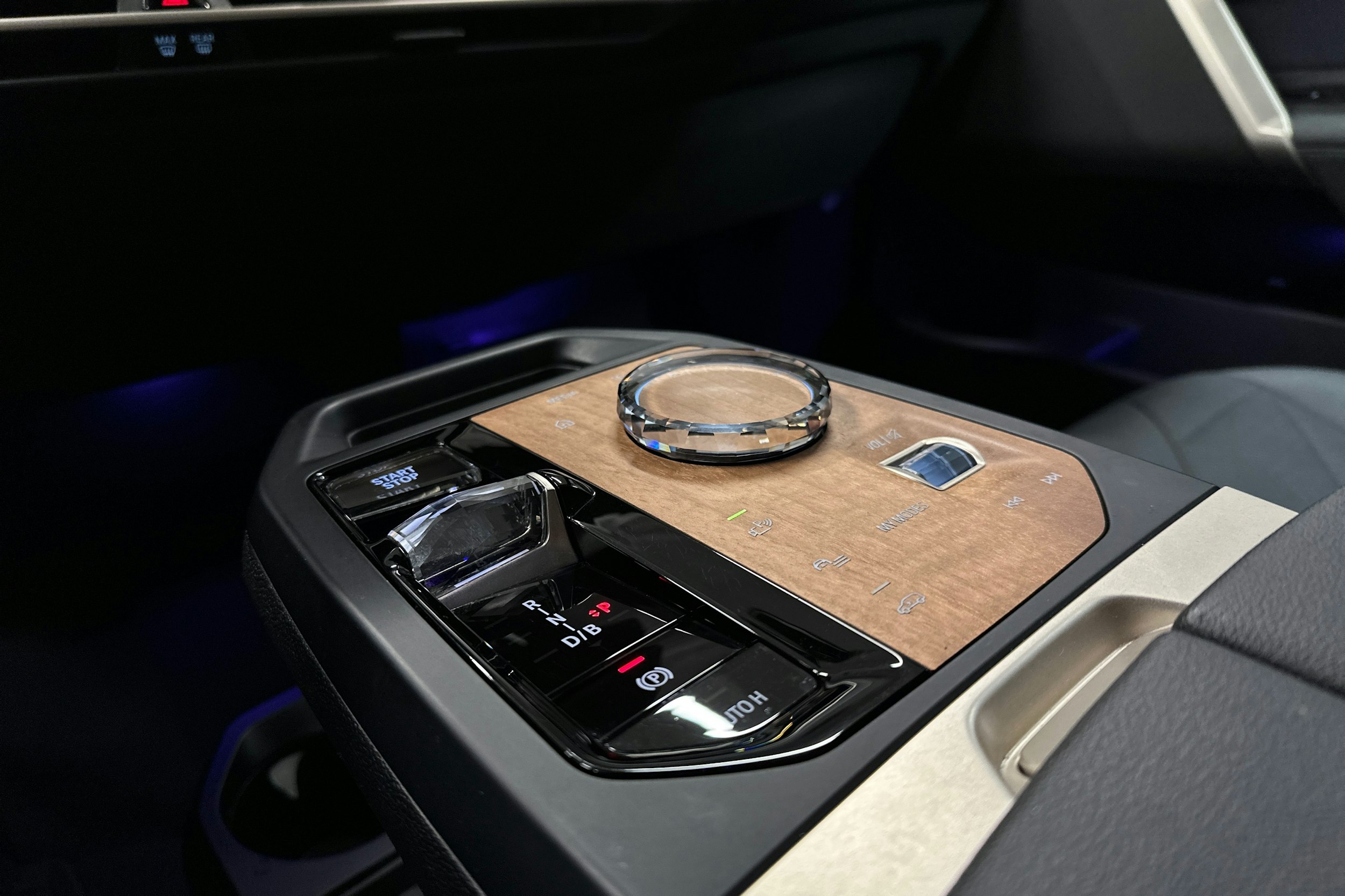 harmaa BMW iX 2023 kuva 28.