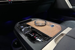 harmaa BMW iX 2023 kuva 28.