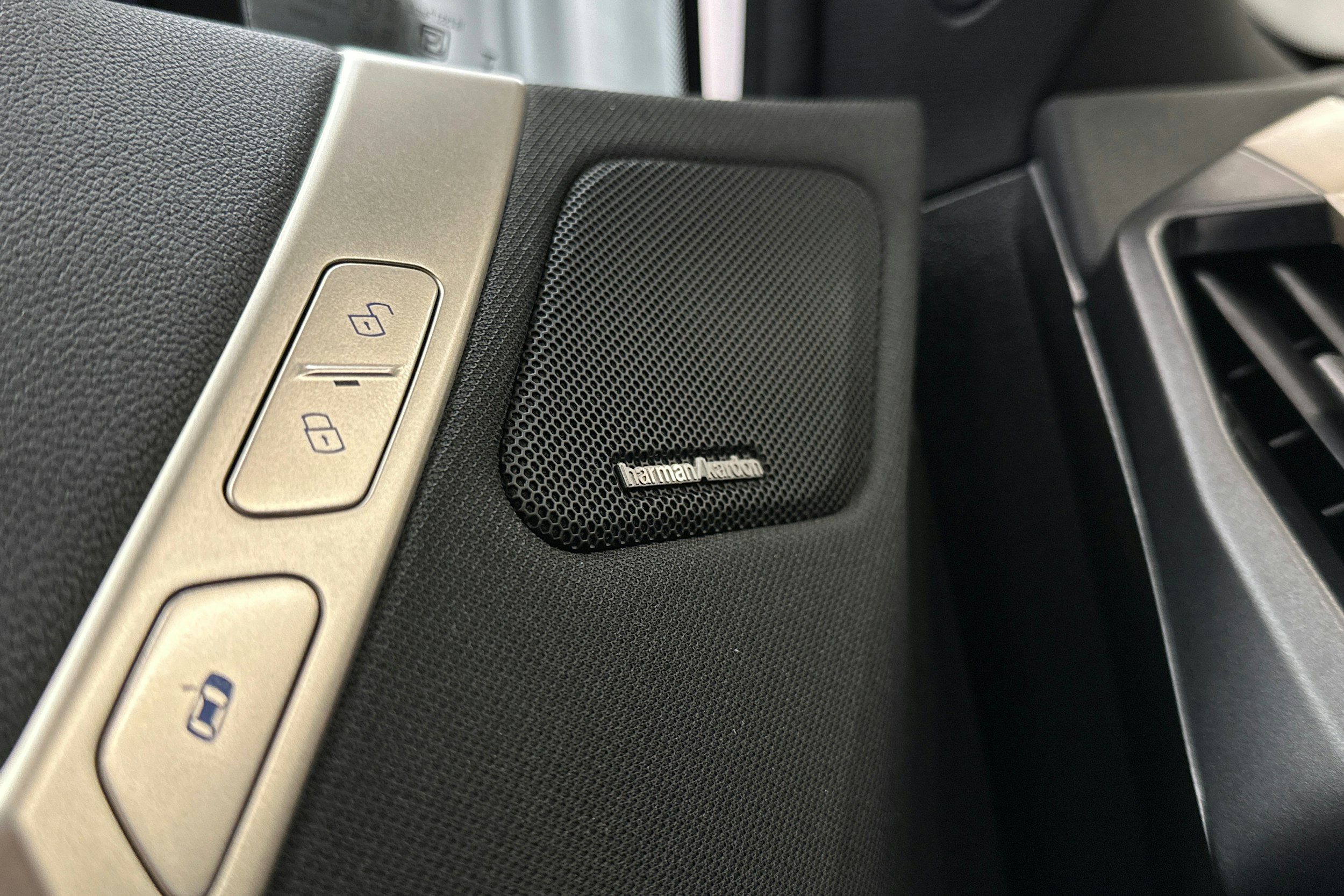 harmaa BMW iX 2023 kuva 30.