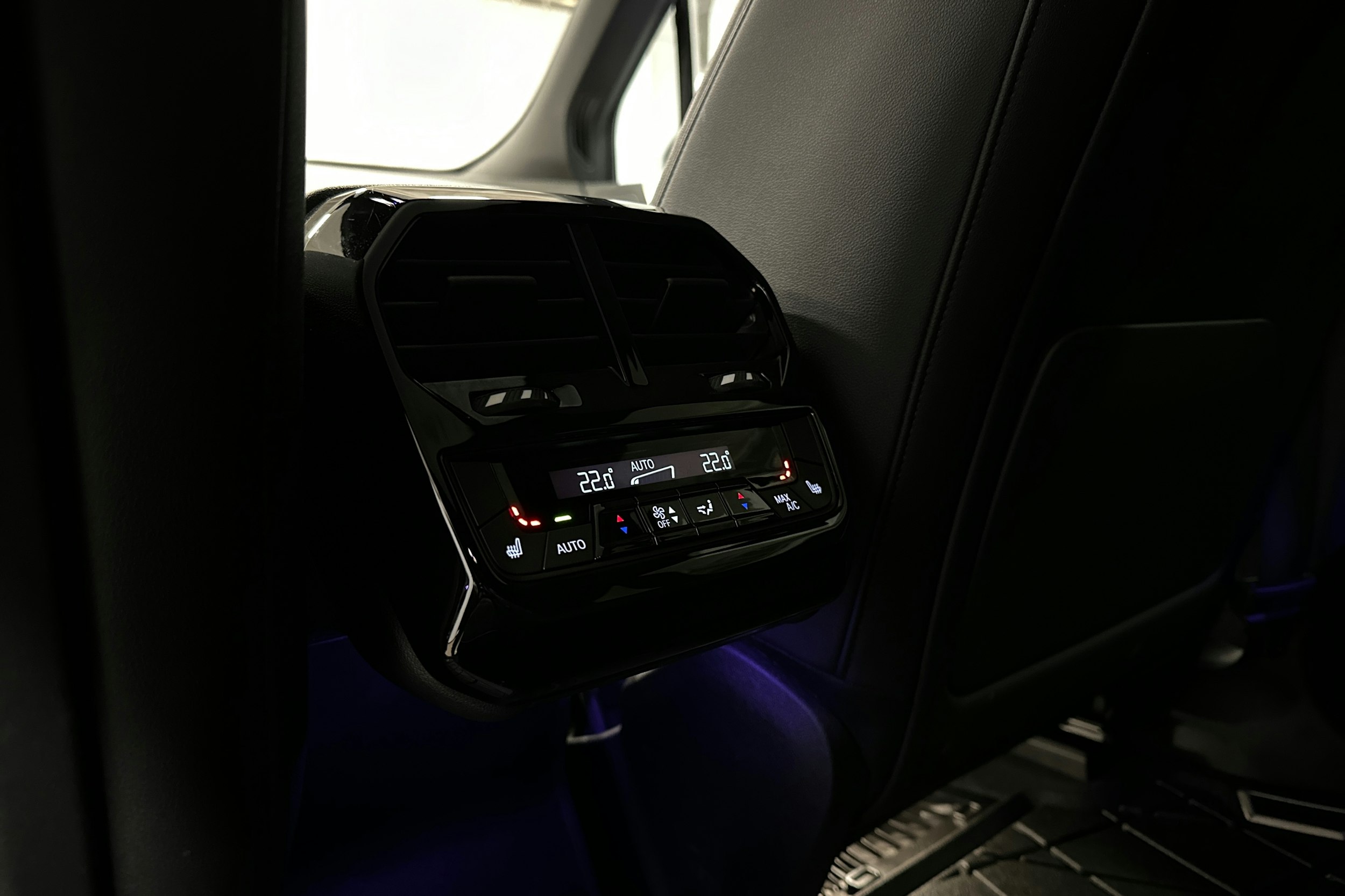 harmaa BMW iX 2023 kuva 33.