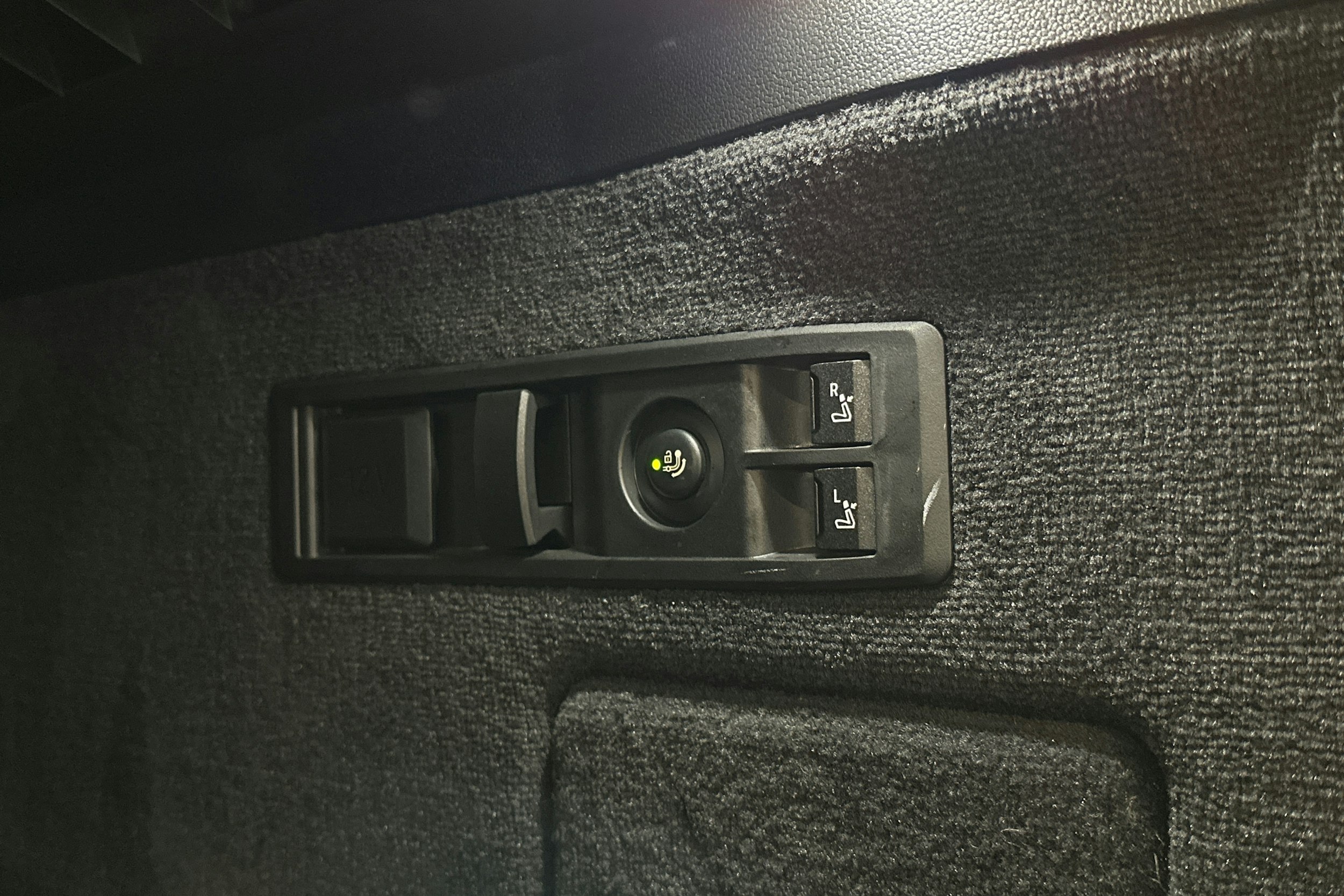 harmaa BMW iX 2023 kuva 36.