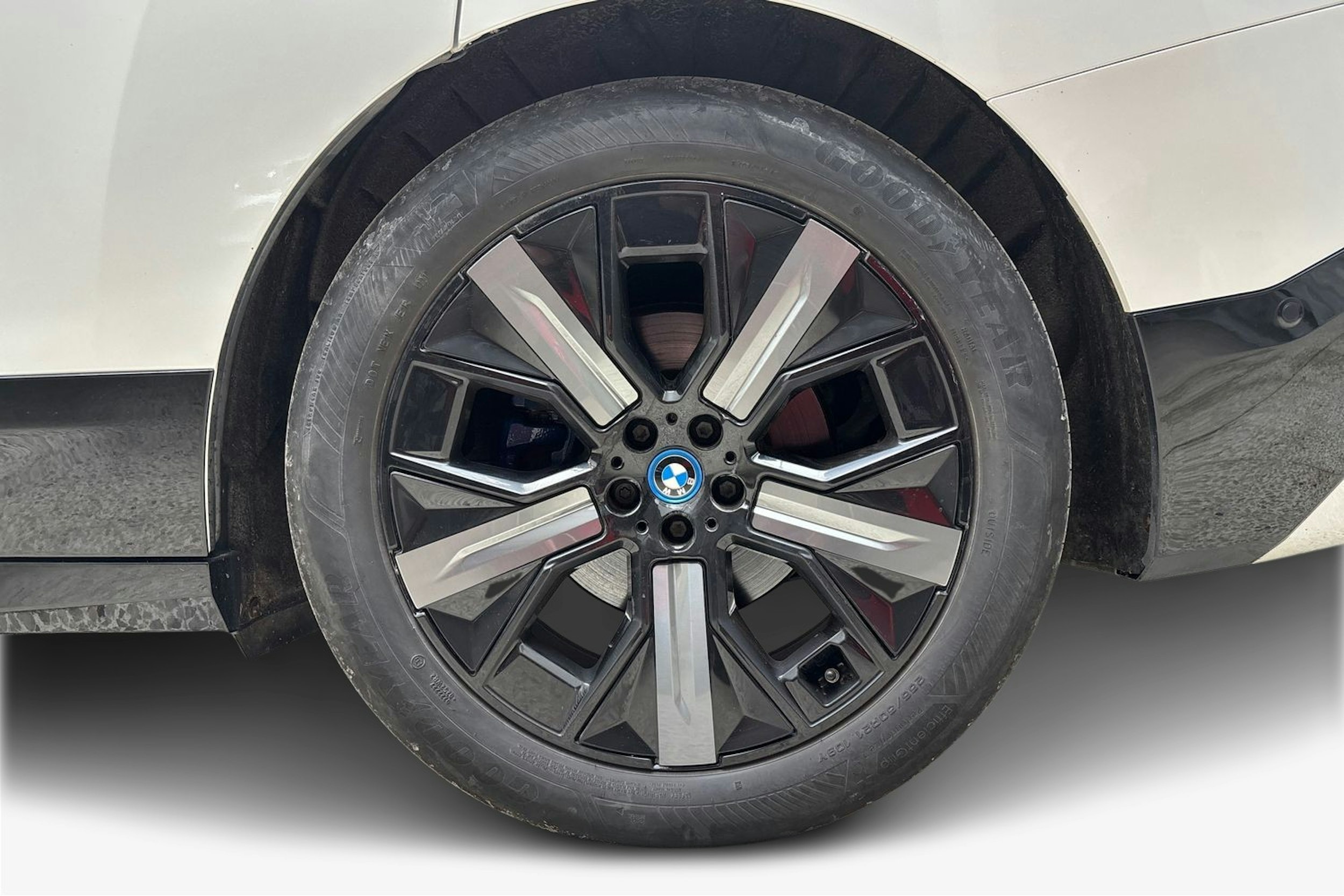 valkoinen BMW iX 2022 kuva 11.