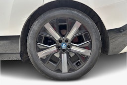valkoinen BMW iX 2022 kuva 11.