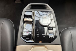 valkoinen BMW iX 2022 kuva 32.
