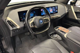 musta BMW iX 2022 kuva 6.