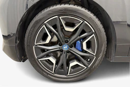 musta BMW iX 2022 kuva 9.