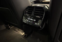 musta BMW iX 2022 kuva 13.