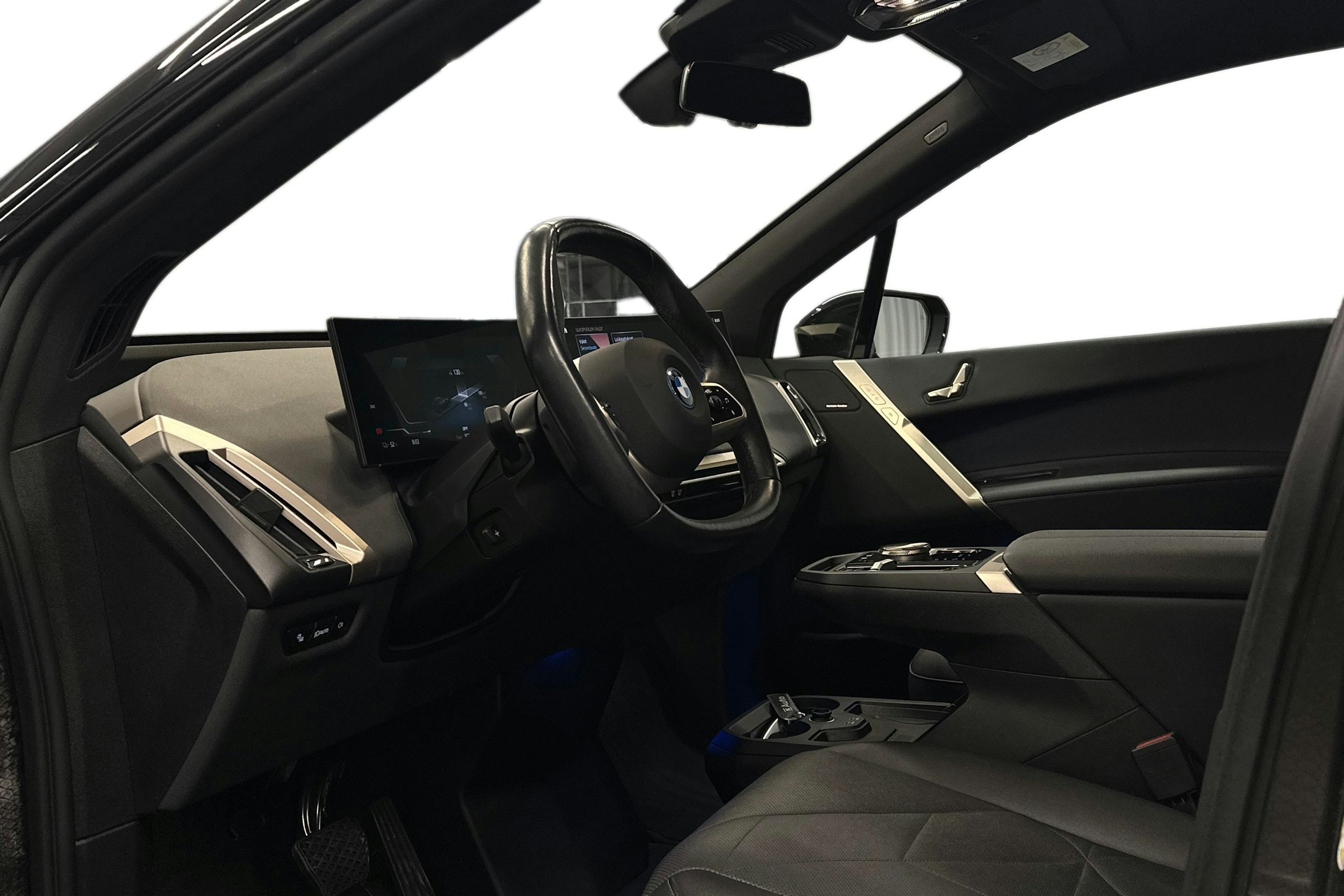 musta BMW iX 2022 kuva 7.