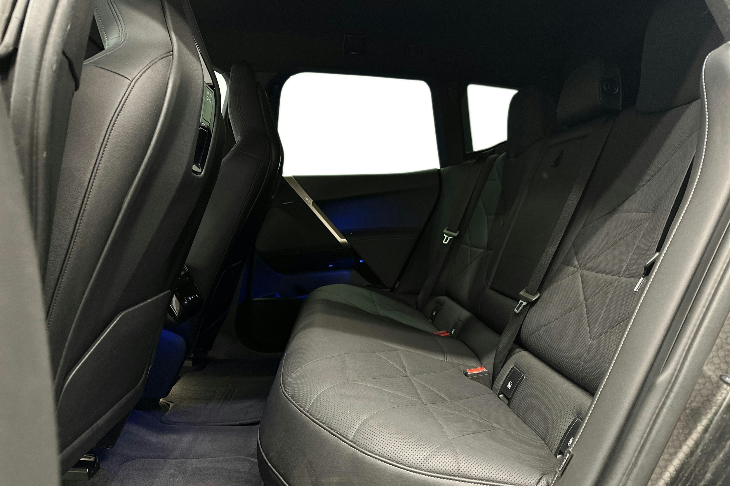 musta BMW iX 2022 kuva 10.