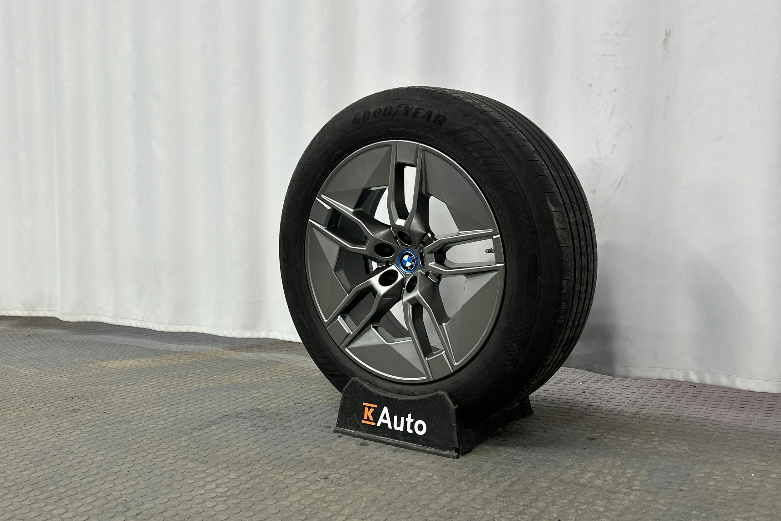 musta BMW iX 2022 kuva 13.