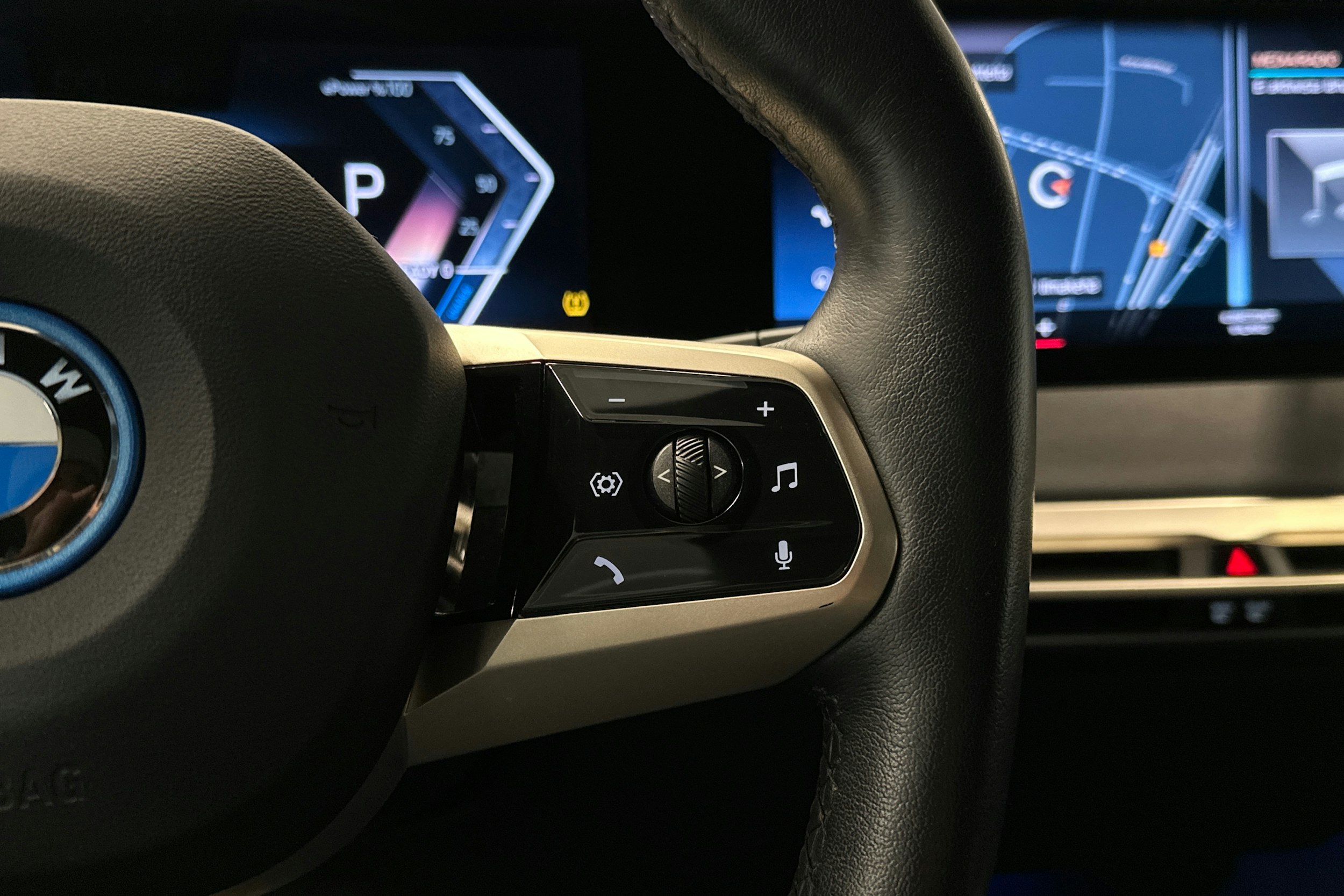 musta BMW iX 2022 kuva 15.