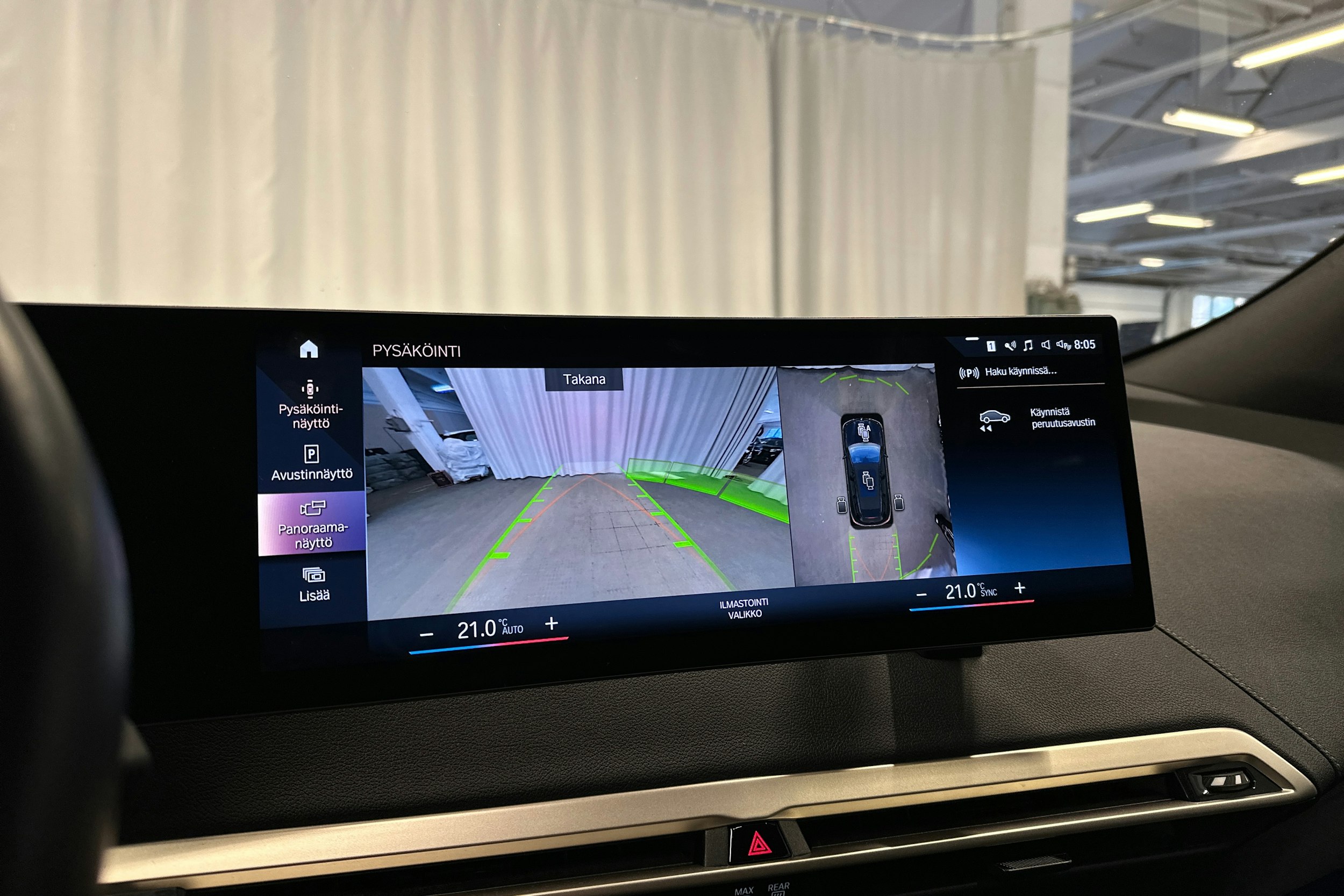 musta BMW iX 2022 kuva 18.