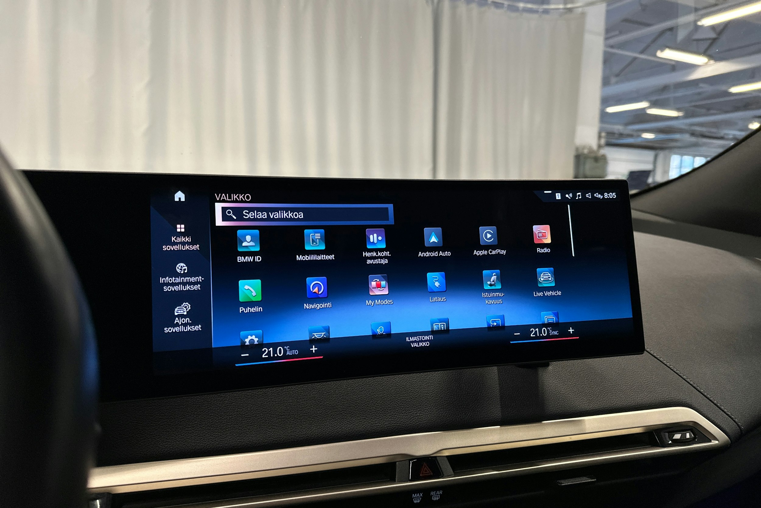 musta BMW iX 2022 kuva 19.