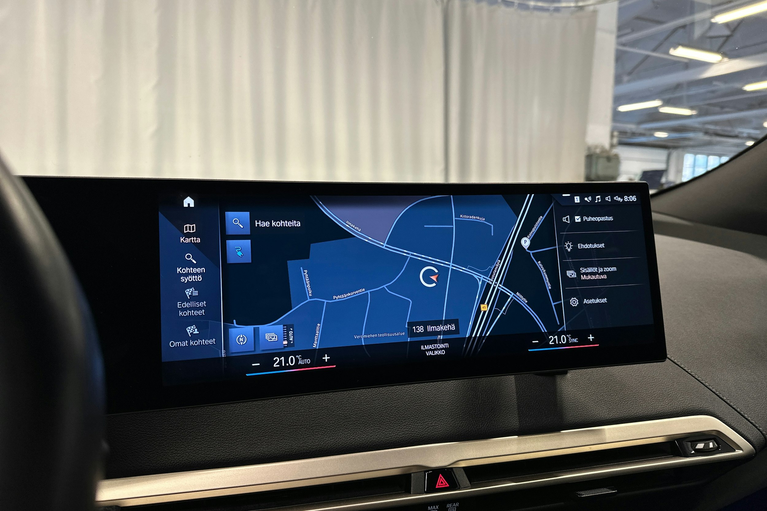 musta BMW iX 2022 kuva 20.