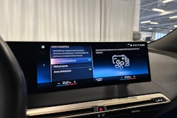 musta BMW iX 2022 kuva 21.