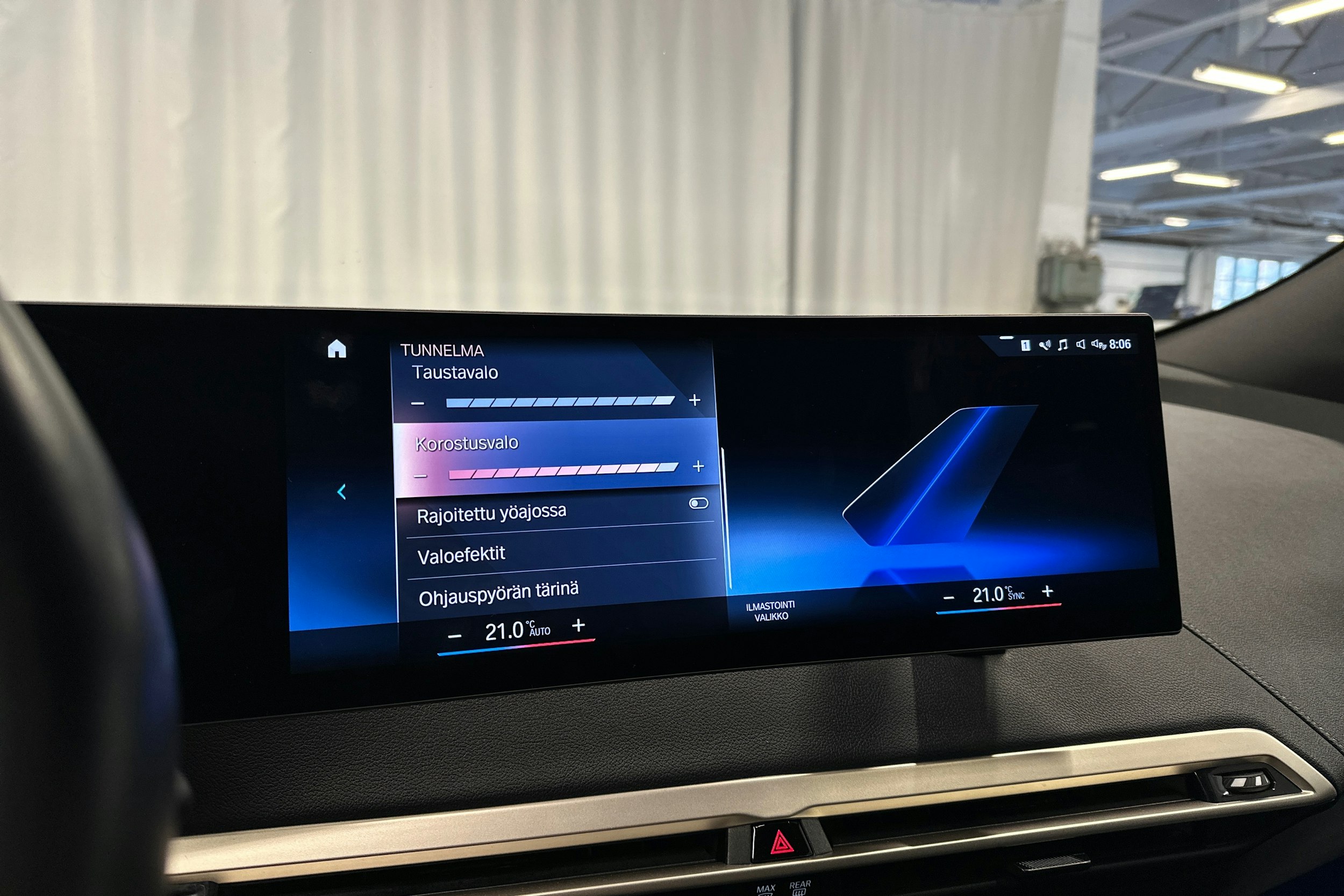 musta BMW iX 2022 kuva 23.