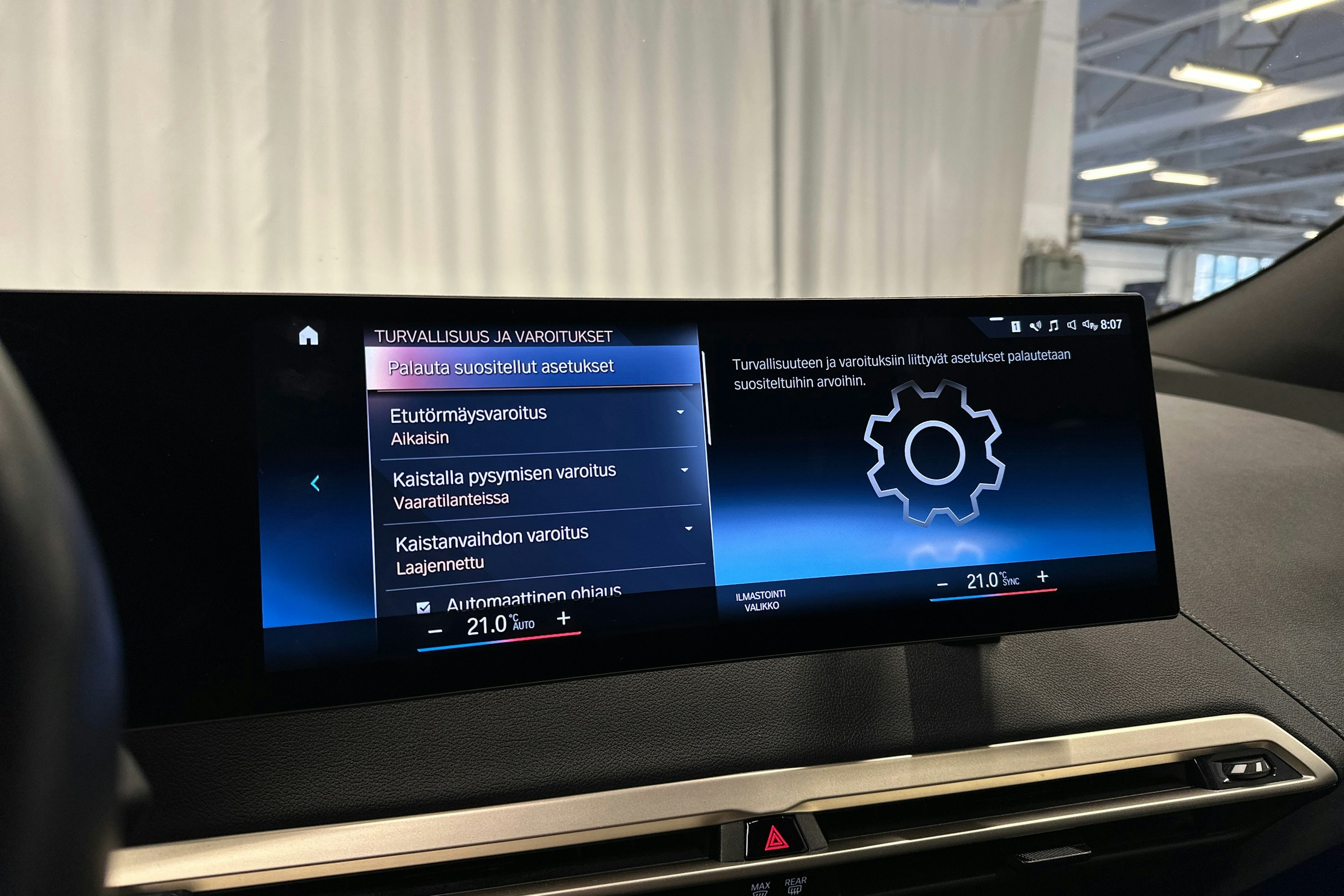 musta BMW iX 2022 kuva 24.