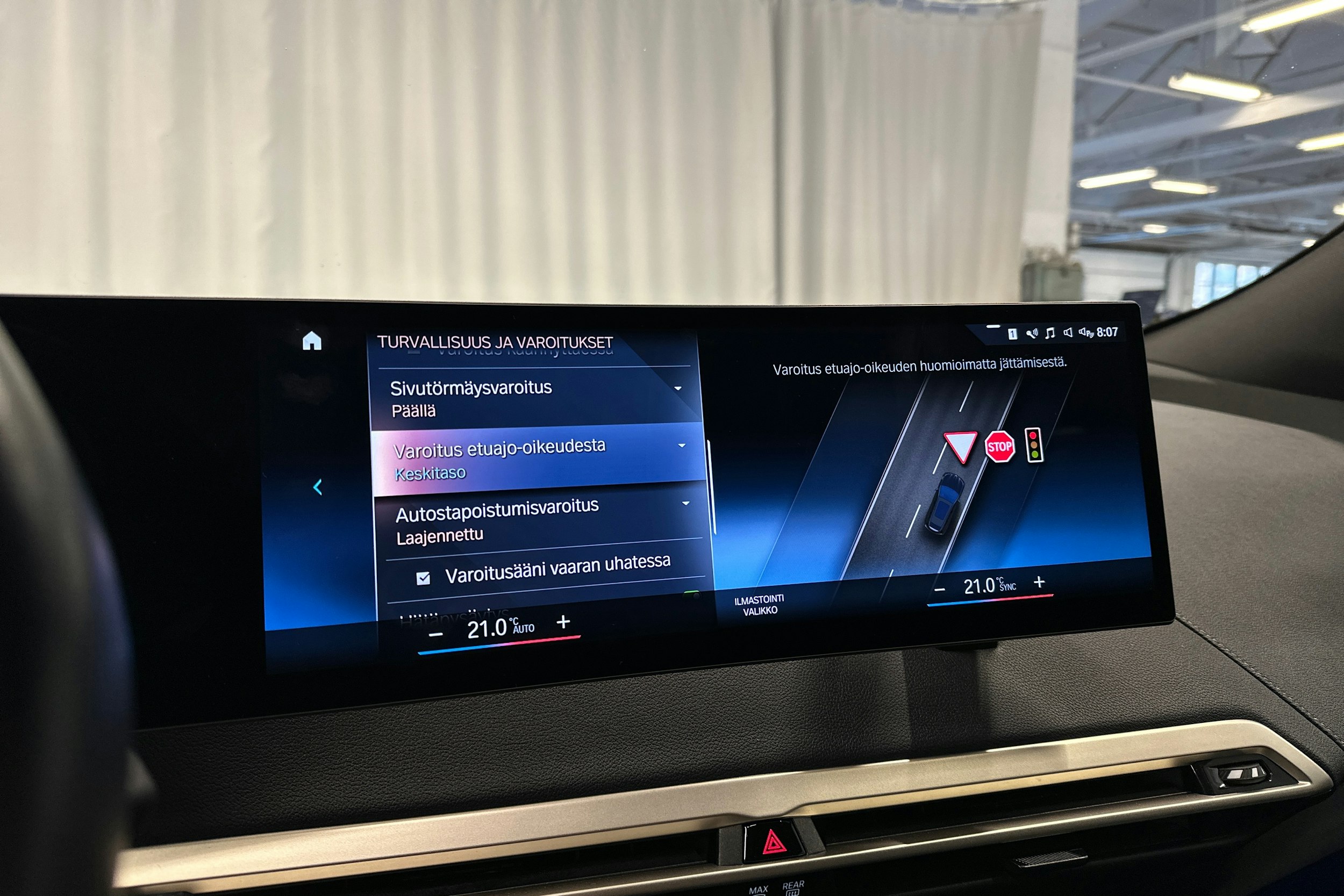 musta BMW iX 2022 kuva 25.