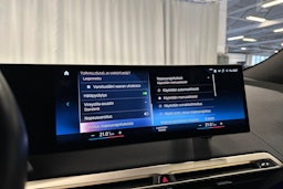 musta BMW iX 2022 kuva 26.