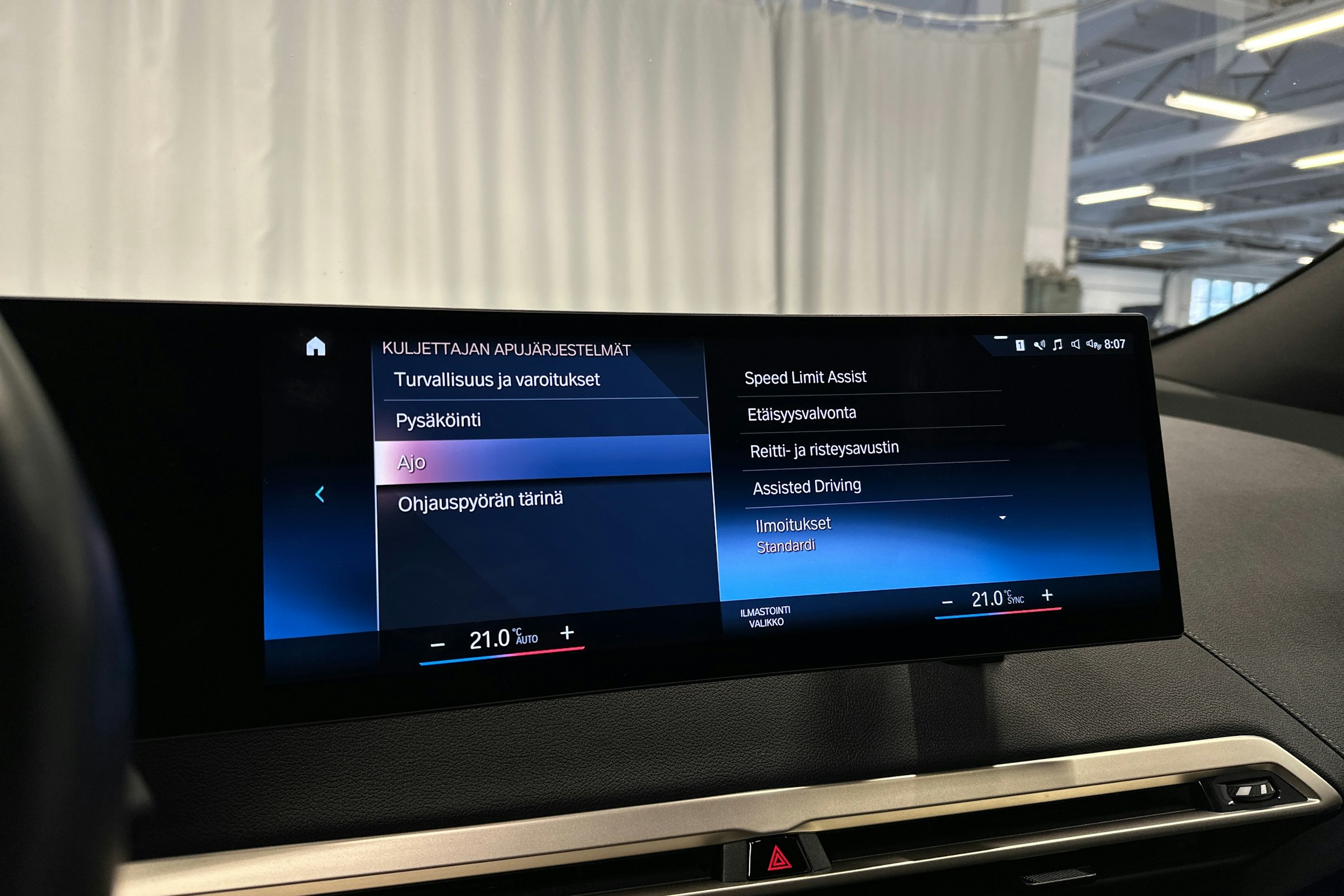 musta BMW iX 2022 kuva 27.