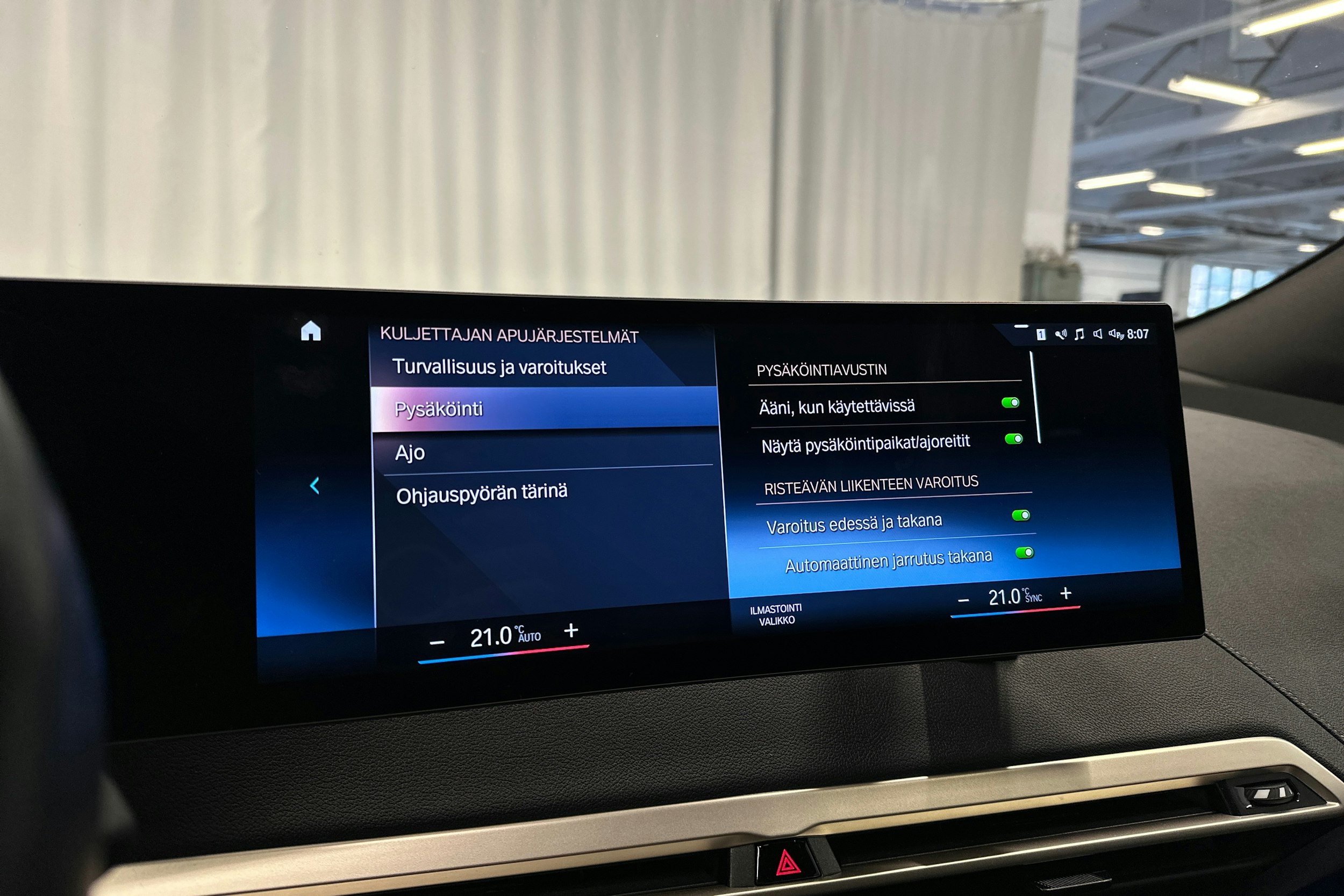 musta BMW iX 2022 kuva 28.