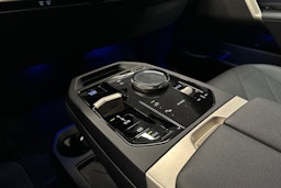 musta BMW iX 2022 kuva 29.