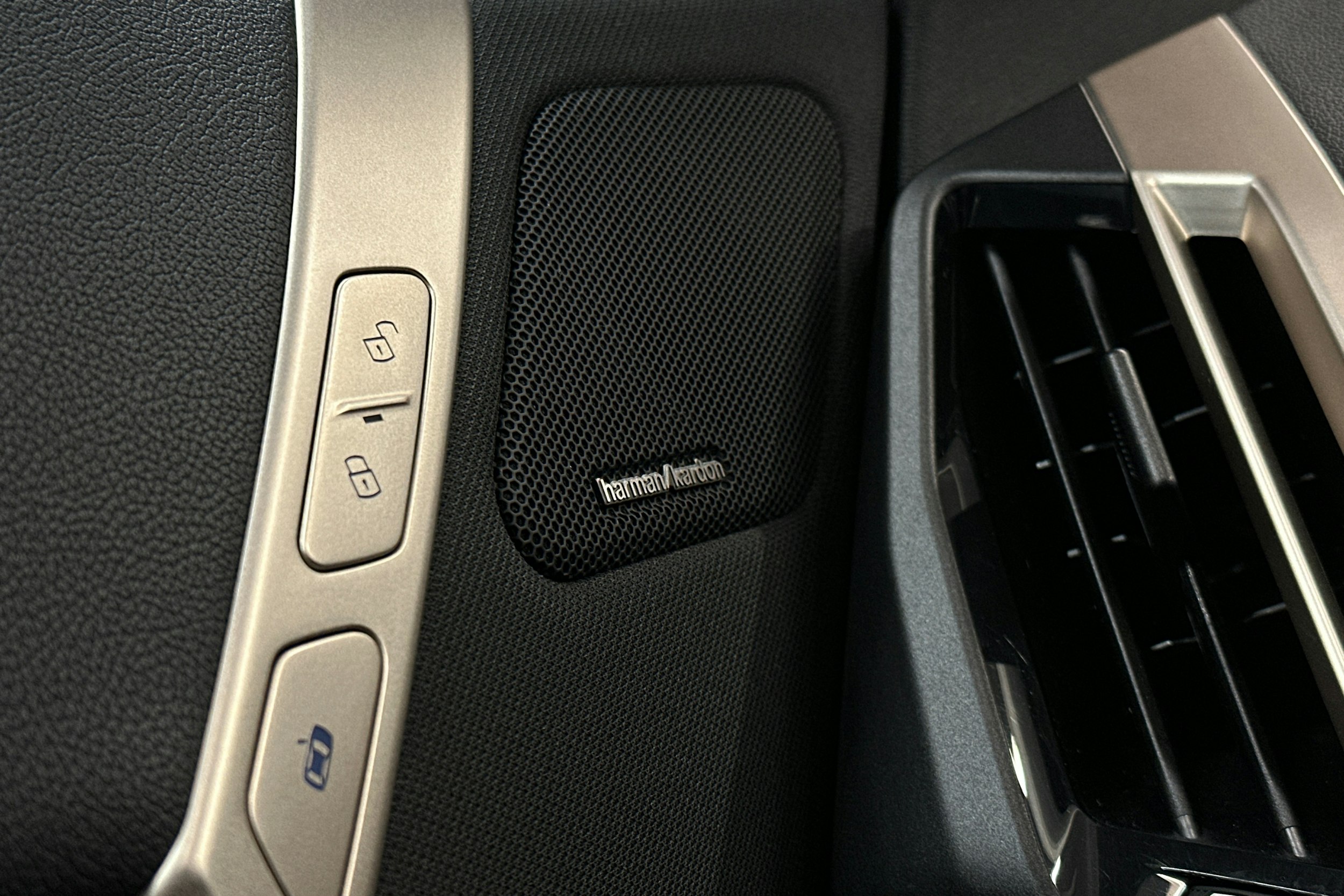 musta BMW iX 2022 kuva 30.