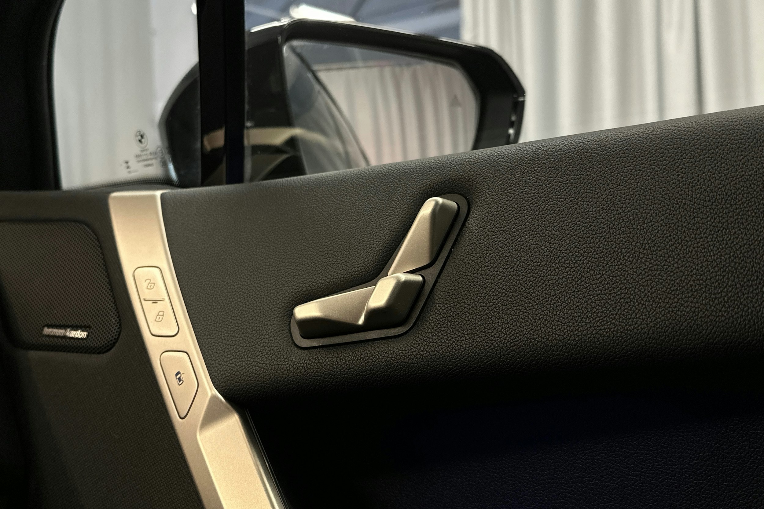 musta BMW iX 2022 kuva 32.