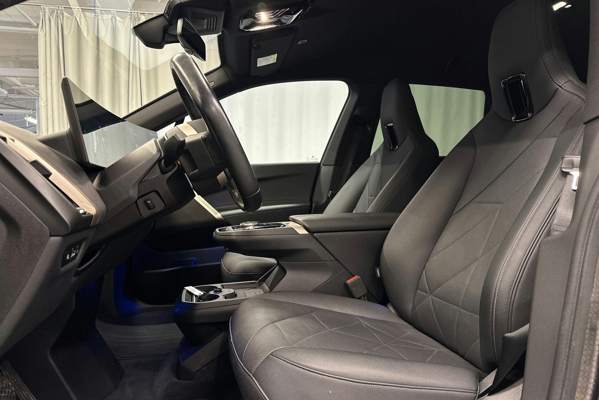 musta BMW iX 2022 kuva 33.