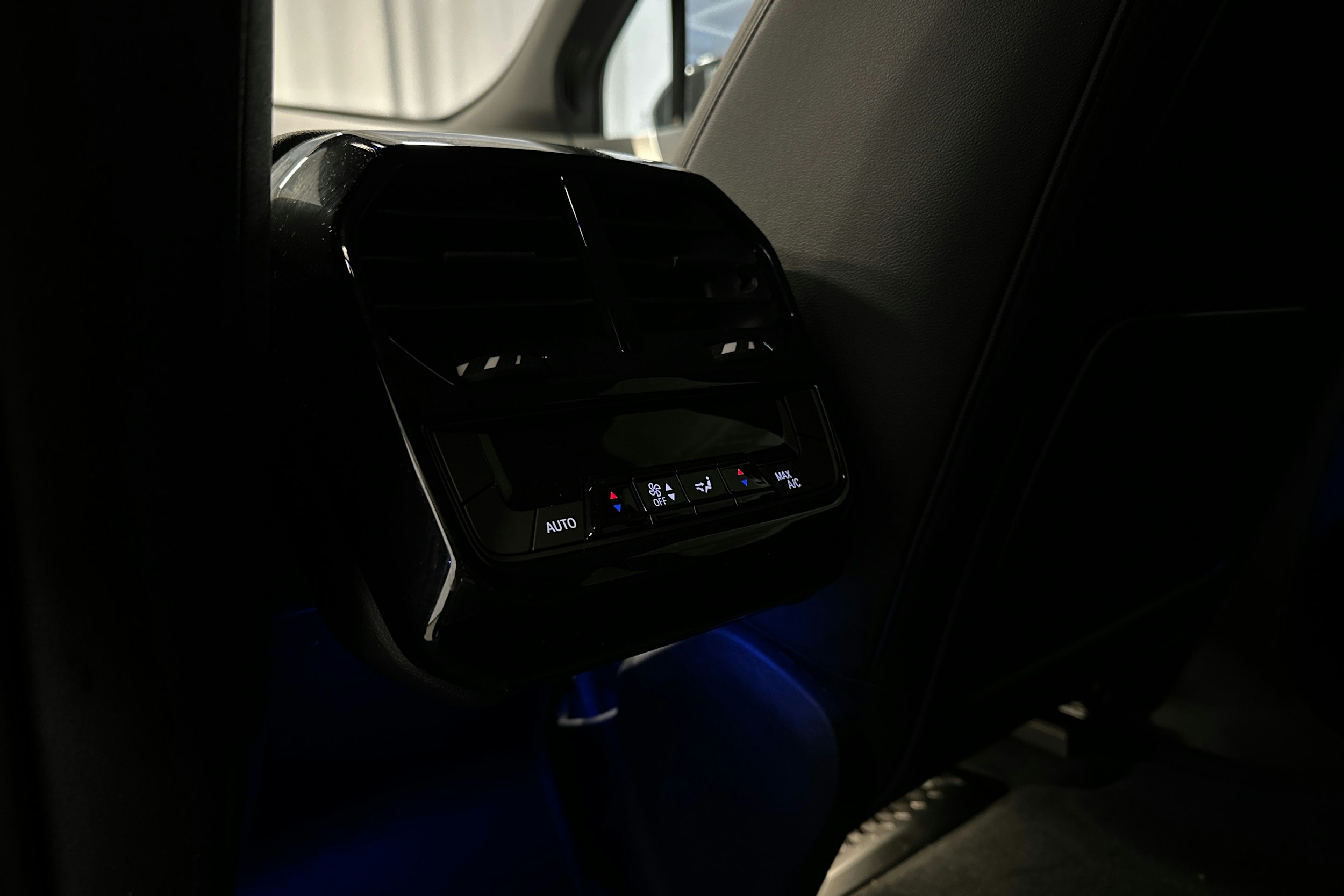 musta BMW iX 2022 kuva 34.