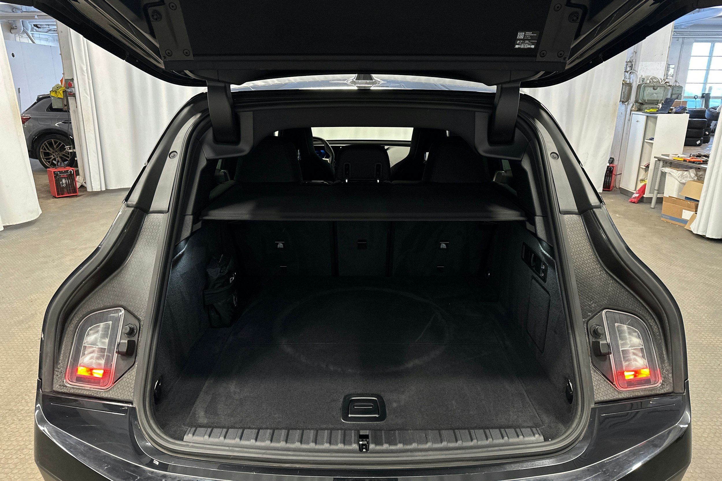 musta BMW iX 2022 kuva 35.