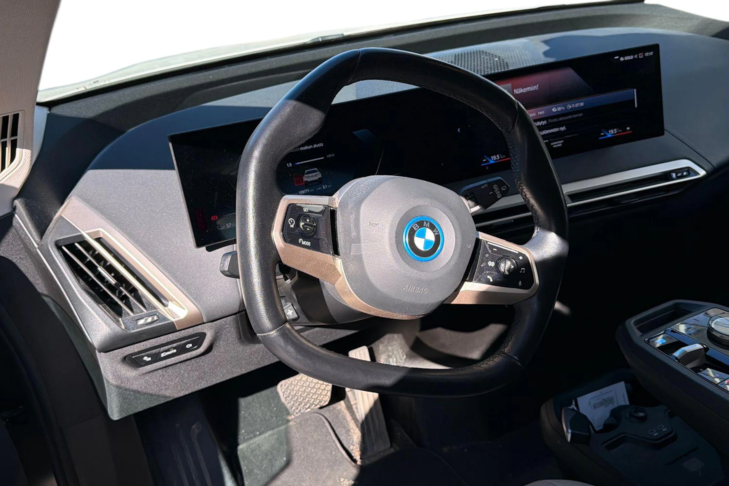 valkoinen BMW iX 2022 kuva 3.