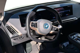 valkoinen BMW iX 2022 kuva 3.