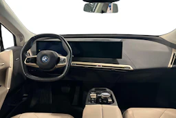 valkoinen BMW iX 2022 kuva 9.