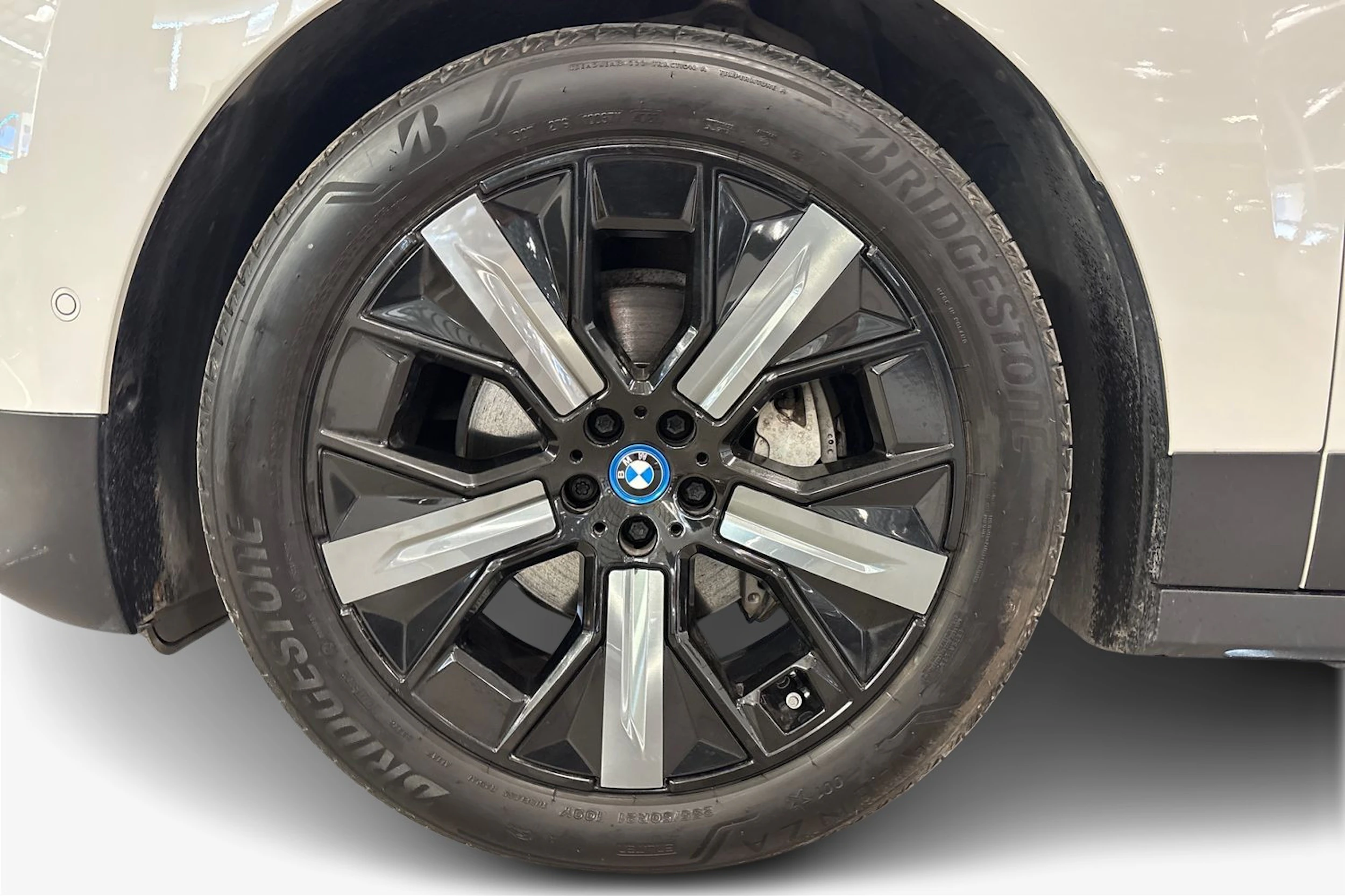 valkoinen BMW iX 2022 kuva 12.
