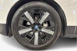 valkoinen BMW iX 2022 kuva 12.