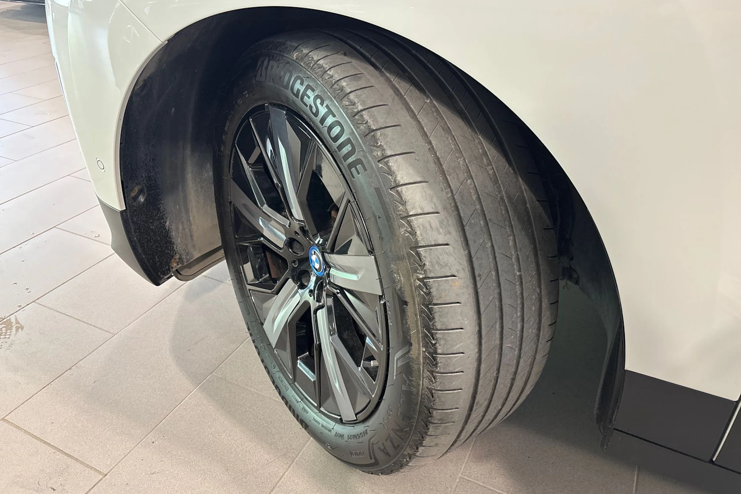 valkoinen BMW iX 2022 kuva 13.