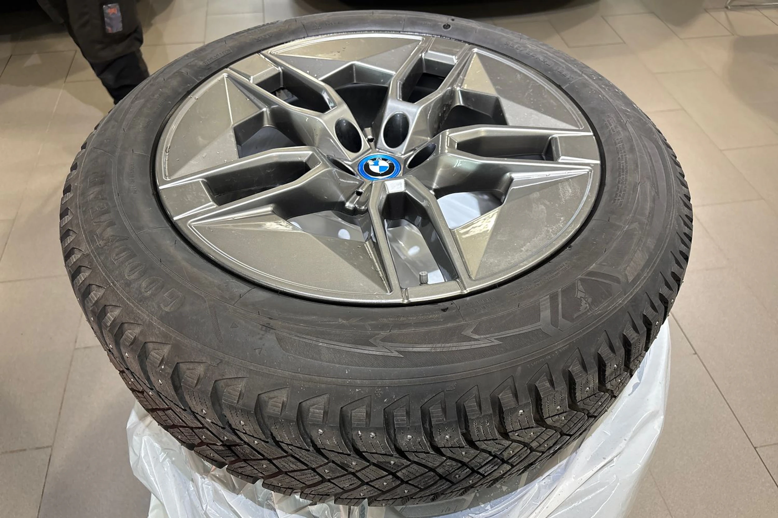 valkoinen BMW iX 2022 kuva 15.